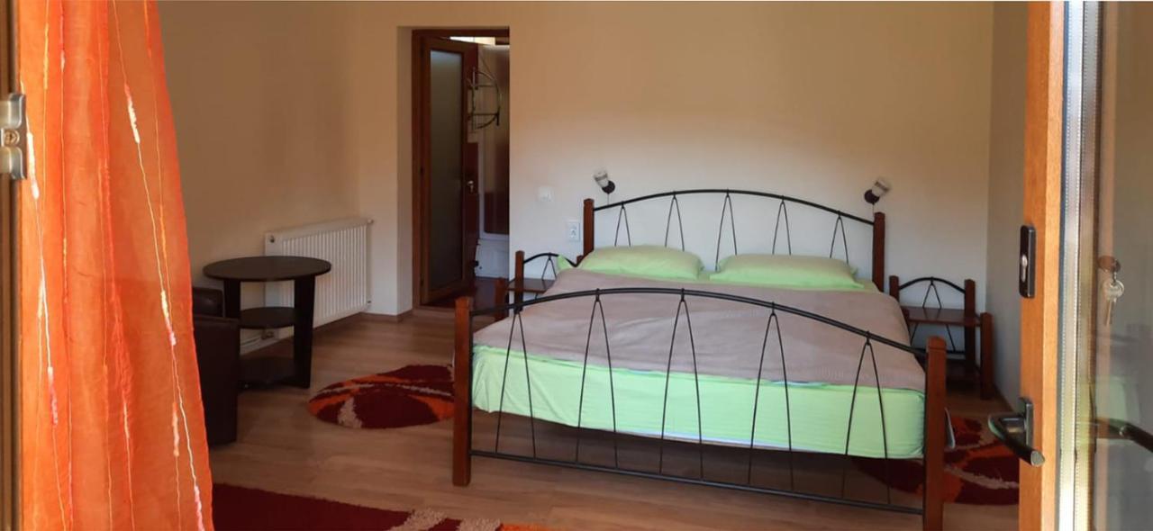 Hôtel Bella Daria à Cîmpulung Extérieur photo